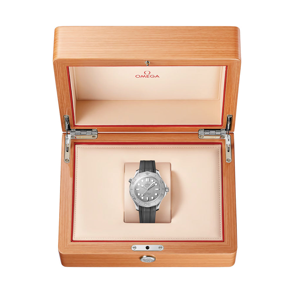 إطار Seamaster Diver 300M من التيتانيوم مقاس 42 مم - رمادي على حزام مطاطي