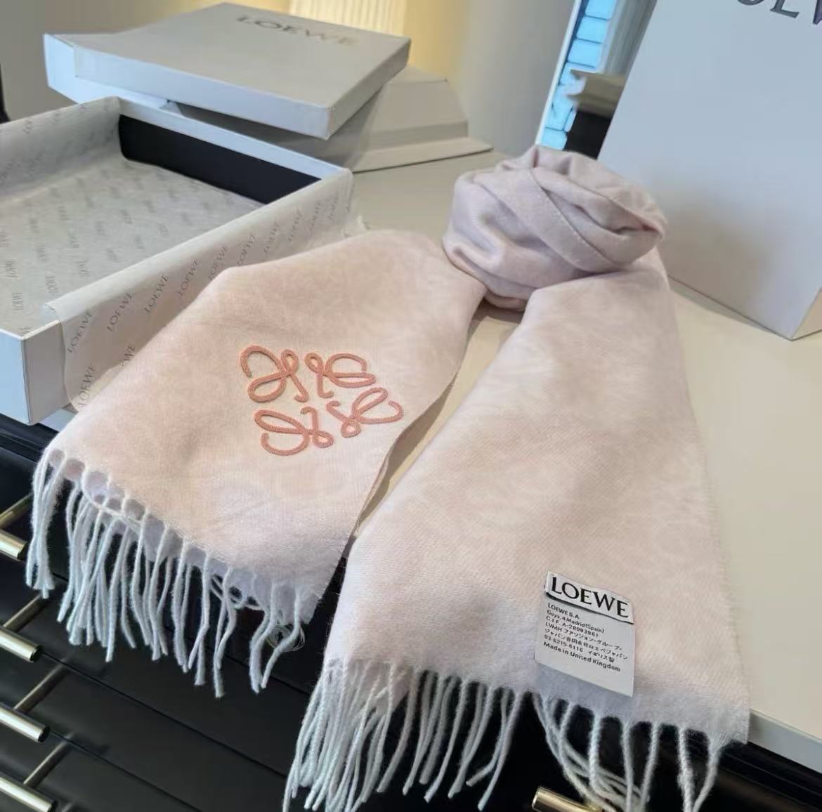 Soft fog powder jacquard embroidered fringed scarf, soft warm shawl in autumn and winter, temperament commuting versatile scarf